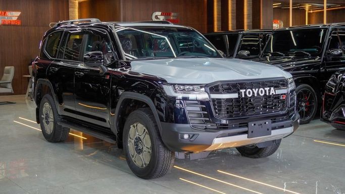 Новый Toyota Land Cruiser 300 Series, 3.4 л, 2024 в Дубае от Najem Motors Черный цвет. GCC | AUTO.AE