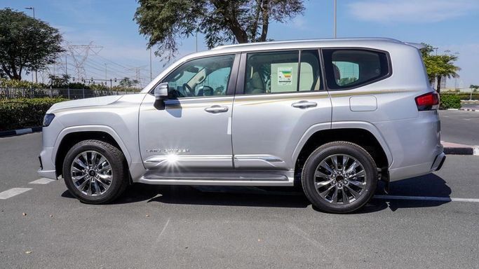 Новый Toyota Land Cruiser 300 Series, 3.4 л, 2024 в Дубае от Najem Motors Белый цвет. GCC | AUTO.AE