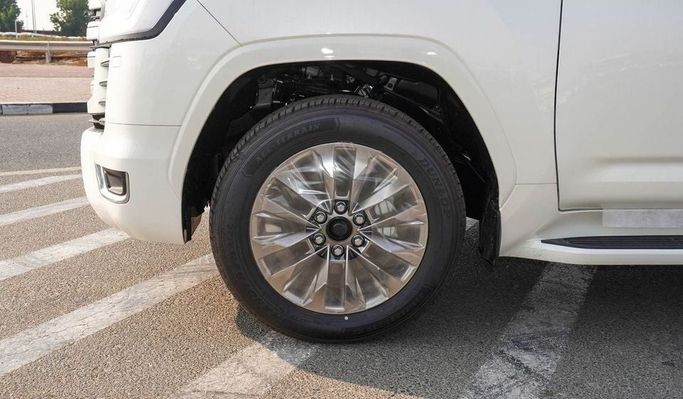 Новый Toyota Land Cruiser 300 Series, 3.4 л, 2024 в Дубае от Najem Motors Белый цвет. GCC | AUTO.AE
