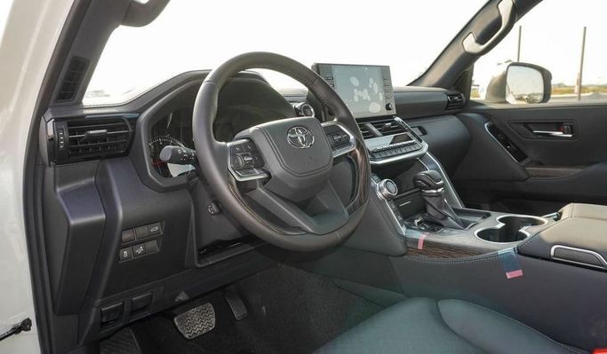 Новый Toyota Land Cruiser 300 Series, 3.4 л, 2024 в Дубае от Najem Motors Белый цвет. GCC | AUTO.AE