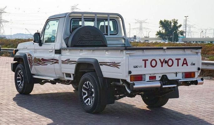 Новый Toyota Land Cruiser 70 Series Рестайлинг 2, 4.0 л, 2025 в Дубае от Najem Motors Белый цвет. GCC | AUTO.AE