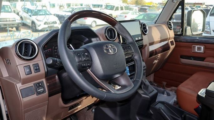 Новый Toyota Land Cruiser 70 Series Рестайлинг 2, 4.0 л, 2024 в Дубае от Najem Motors Черный цвет. GCC | AUTO.AE