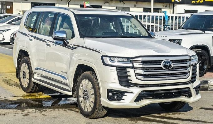 Новый Toyota Land Cruiser 300 Series, 3.4 л, 2024 в Дубае от Najem Motors Белый цвет. GCC | AUTO.AE