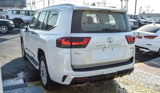 Новый Toyota Land Cruiser 300 Series, 3.4 л, 2024 в Дубае от Najem Motors Белый цвет. GCC | AUTO.AE