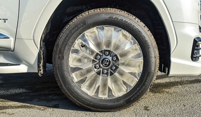 Новый Toyota Land Cruiser 300 Series, 3.4 л, 2024 в Дубае от Najem Motors Белый цвет. GCC | AUTO.AE