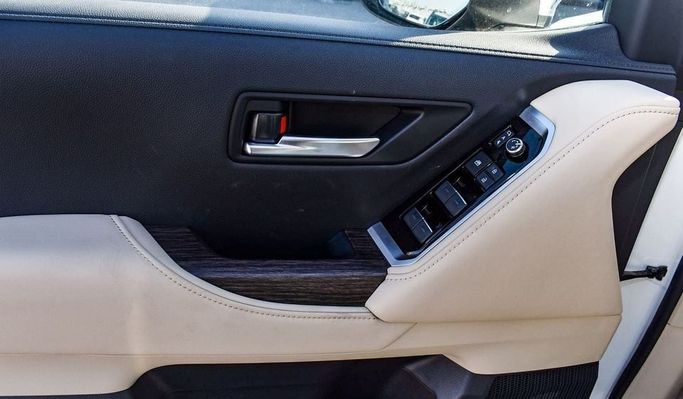 Новый Toyota Land Cruiser 300 Series, 3.4 л, 2024 в Дубае от Najem Motors Белый цвет. GCC | AUTO.AE