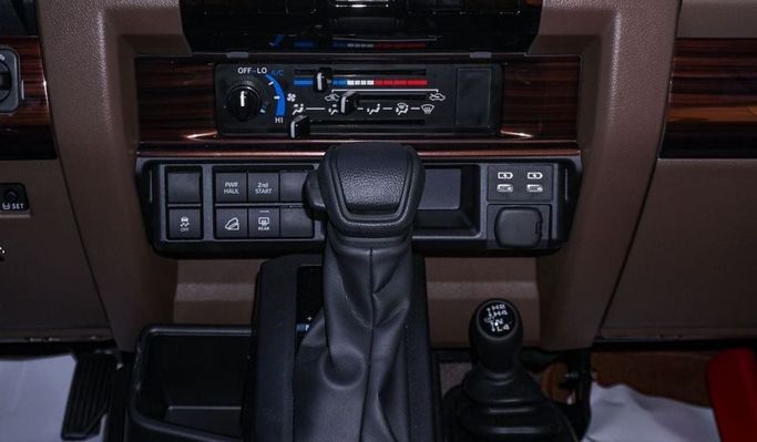 Новый Toyota Land Cruiser 70 Series Рестайлинг 2, 4.0 л, 2025 в Дубае от Najem Motors Черный цвет. GCC | AUTO.AE