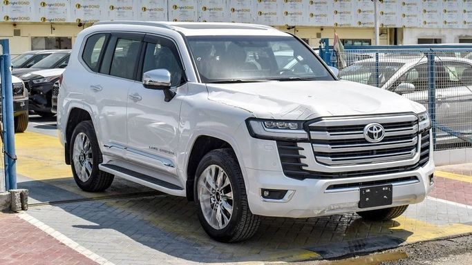 Новый Toyota Land Cruiser 300 Series, 3.4 л, 2024 в Дубае от Najem Motors Белый цвет. GCC | AUTO.AE