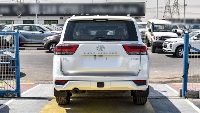 Новый Toyota Land Cruiser 300 Series, 3.4 л, 2024 в Дубае от Najem Motors Белый цвет. GCC | AUTO.AE