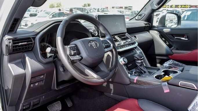 Новый Toyota Land Cruiser 300 Series, 3.4 л, 2024 в Дубае от Najem Motors Белый цвет. GCC | AUTO.AE