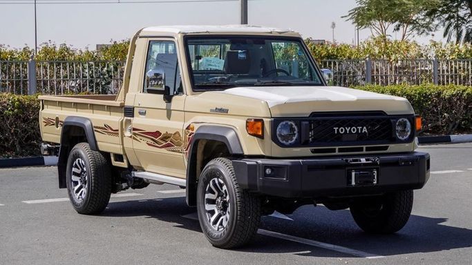 Новый Toyota Land Cruiser 70 Series Рестайлинг 2, 4.0 л, 2025 в Дубае от Najem Motors Бежевый цвет. GCC | AUTO.AE