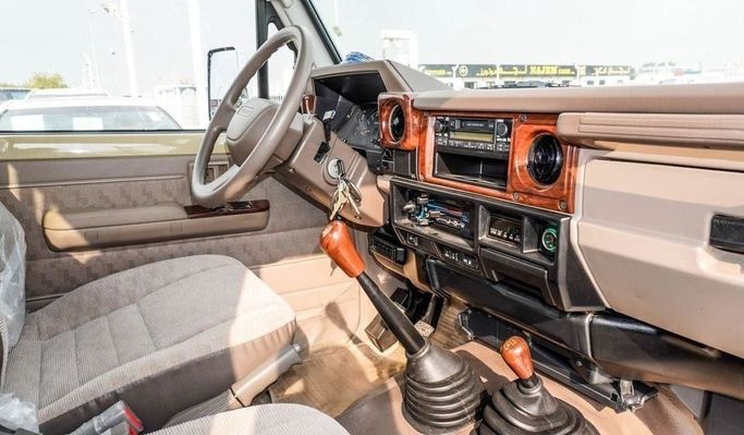 Подержанный Toyota Land Cruiser 70 Series Рестайлинг 1, 4.0 л, 2009 в Дубае от Najem Motors Бежевый цвет. GCC | AUTO.AE