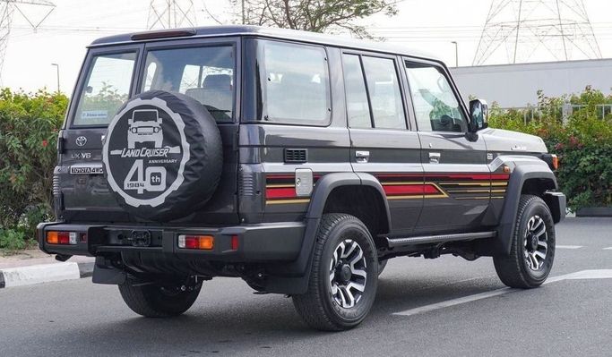 Новый Toyota Land Cruiser 70 Series Рестайлинг 2, 4.0 л, 2025 в Дубае от Najem Motors Серый цвет. GCC | AUTO.AE