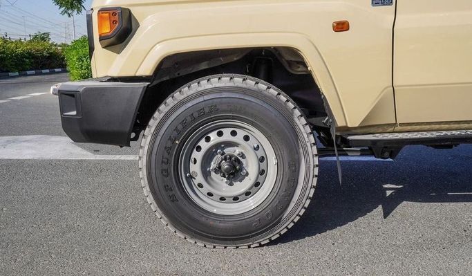 Новый Toyota Land Cruiser 70 Series Рестайлинг 2, 4.0 л, 2025 в Дубае от Najem Motors Бежевый цвет. GCC | AUTO.AE