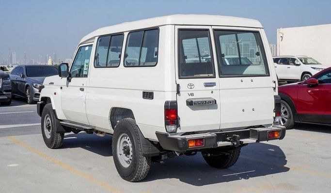 Новый Toyota Land Cruiser 70 Series Рестайлинг 2, 4.0 л, 2025 в Дубае от Najem Motors Белый цвет. GCC | AUTO.AE