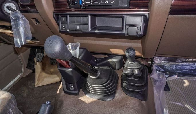 Новый Toyota Land Cruiser 70 Series Рестайлинг 2, 4.0 л, 2025 в Дубае от Najem Motors Белый цвет. GCC | AUTO.AE