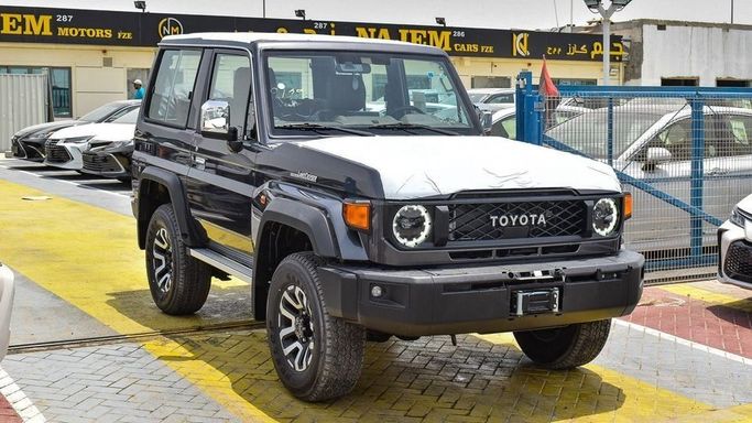 Новый Toyota Land Cruiser 70 Series Рестайлинг 2, 4.0 л, 2024 в Дубае от Najem Motors Серый цвет. GCC | AUTO.AE