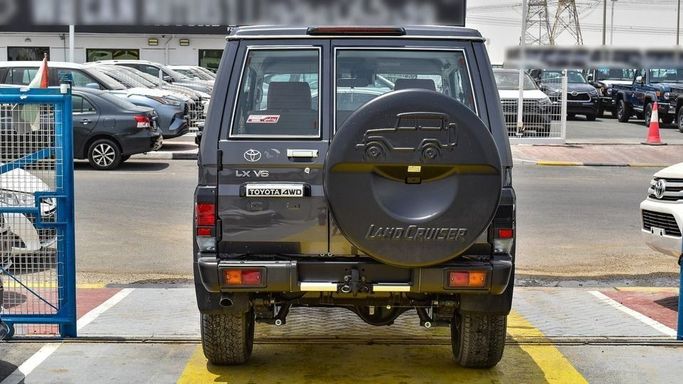 Новый Toyota Land Cruiser 70 Series Рестайлинг 2, 4.0 л, 2024 в Дубае от Najem Motors Серый цвет. GCC | AUTO.AE