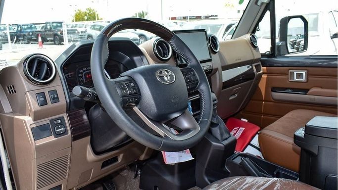 Новый Toyota Land Cruiser 70 Series Рестайлинг 2, 4.0 л, 2024 в Дубае от Najem Motors Серый цвет. GCC | AUTO.AE