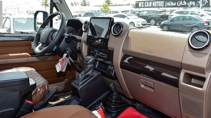 Новый Toyota Land Cruiser 70 Series Рестайлинг 2, 4.0 л, 2024 в Дубае от Najem Motors Серый цвет. GCC | AUTO.AE
