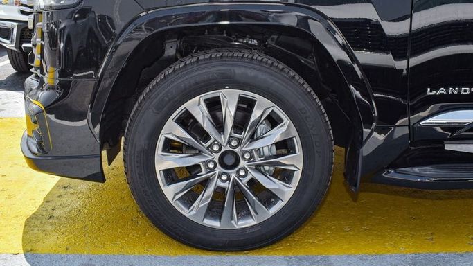 Новый Toyota Land Cruiser 300 Series, 4.0 л, 2024 в Дубае от Najem Motors Черный цвет. GCC | AUTO.AE