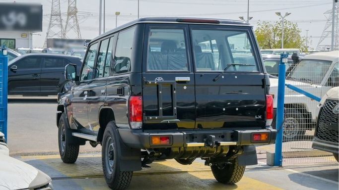 Новый Toyota Land Cruiser 70 Series Рестайлинг 2, 4.0 л, 2024 в Дубае от Najem Motors Черный цвет. GCC | AUTO.AE