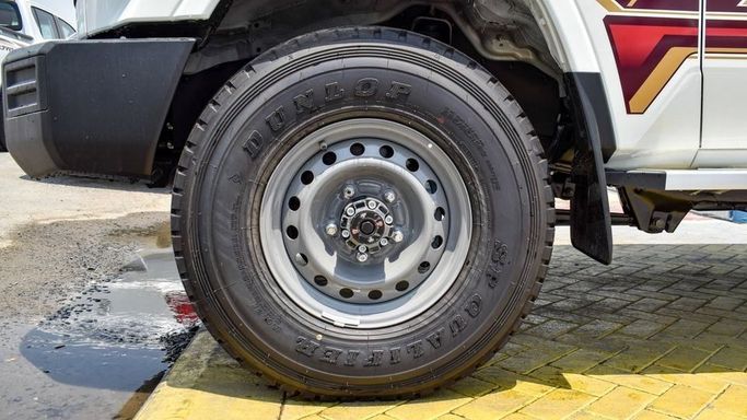 Новый Toyota Land Cruiser 70 Series Рестайлинг 2, 4.5 л, 2024 в Дубае от Najem Motors Белый цвет. GCC | AUTO.AE