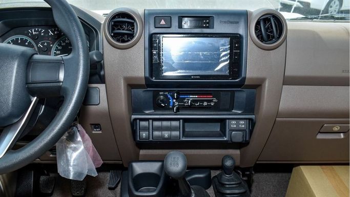 Новый Toyota Land Cruiser 70 Series Рестайлинг 2, 4.5 л, 2024 в Дубае от Najem Motors Белый цвет. GCC | AUTO.AE