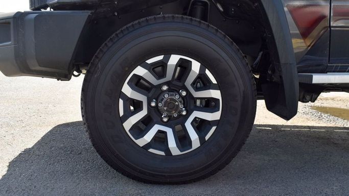 Новый Toyota Land Cruiser 70 Series Рестайлинг 2, 2.8 л, 2024 в Дубае от Najem Motors Серый цвет. GCC | AUTO.AE