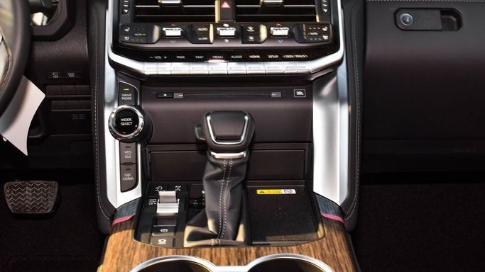 Новый Toyota Land Cruiser 300 Series, 3.4 л, 2024 в Дубае от Najem Motors Черный цвет. GCC | AUTO.AE