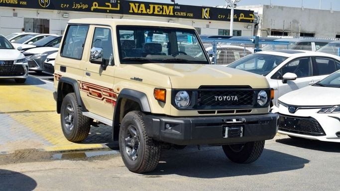 Новый Toyota Land Cruiser 70 Series Рестайлинг 2, 4.0 л, 2024 в Дубае от Najem Motors Бежевый цвет. GCC | AUTO.AE