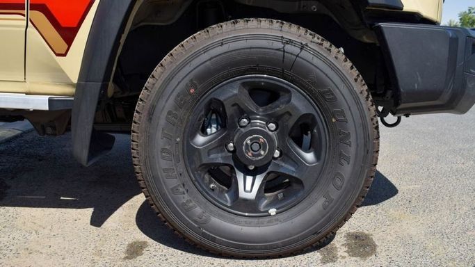 Новый Toyota Land Cruiser 70 Series Рестайлинг 2, 4.0 л, 2024 в Дубае от Najem Motors Бежевый цвет. GCC | AUTO.AE