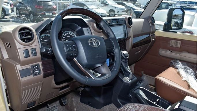 Новый Toyota Land Cruiser 70 Series Рестайлинг 2, 4.0 л, 2024 в Дубае от Najem Motors Бежевый цвет. GCC | AUTO.AE