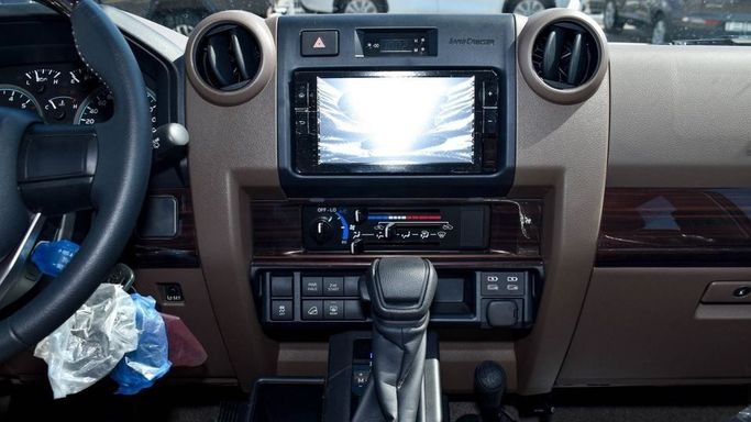 Новый Toyota Land Cruiser 70 Series Рестайлинг 2, 4.0 л, 2024 в Дубае от Najem Motors Бежевый цвет. GCC | AUTO.AE