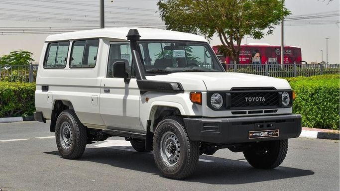 Новый Toyota Land Cruiser 70 Series Рестайлинг 1, 4.5 л, 2023 в Дубае от Najem Motors Белый цвет. GCC | AUTO.AE
