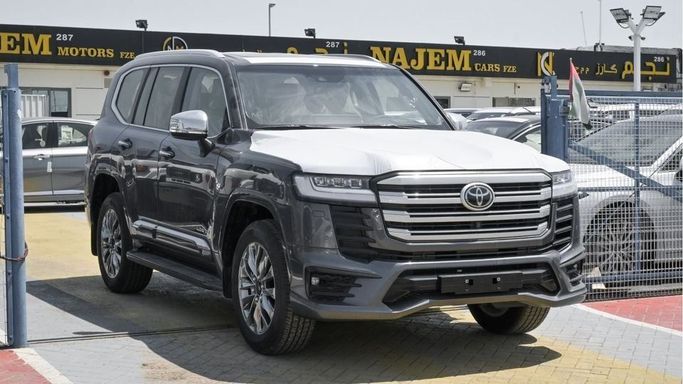 Новый Toyota Land Cruiser 300 Series, 3.4 л, 2023 в Дубае от Najem Motors Черный цвет. GCC | AUTO.AE