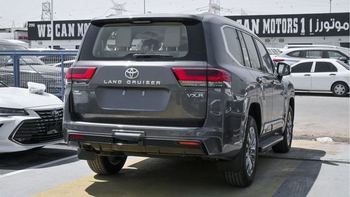 Новый Toyota Land Cruiser 300 Series, 3.4 л, 2023 в Дубае от Najem Motors Черный цвет. GCC | AUTO.AE