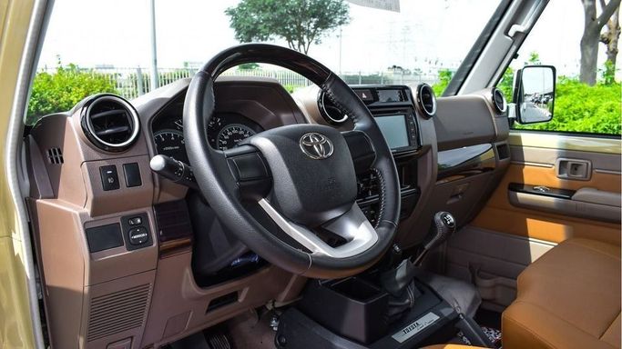 Новый Toyota Land Cruiser 70 Series Рестайлинг 2, 4.0 л, 2024 в Дубае от Najem Motors Бежевый цвет. GCC | AUTO.AE