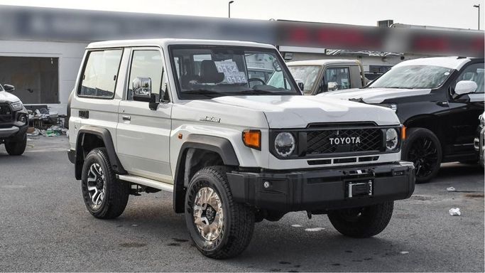 Новый Toyota Land Cruiser 70 Series Рестайлинг 2, 4.0 л, 2024 в Дубае от Najem Motors Белый цвет. GCC | AUTO.AE