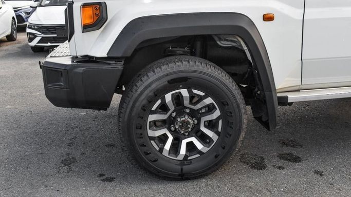 Новый Toyota Land Cruiser 70 Series Рестайлинг 2, 4.0 л, 2024 в Дубае от Najem Motors Белый цвет. GCC | AUTO.AE