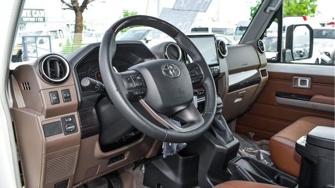Новый Toyota Land Cruiser 70 Series Рестайлинг 2, 4.0 л, 2024 в Дубае от Najem Motors Белый цвет. GCC | AUTO.AE