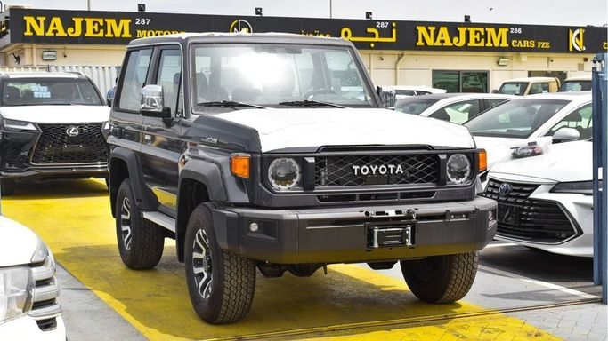 Новый Toyota Land Cruiser 70 Series Рестайлинг 2, 4.0 л, 2024 в Дубае от Najem Motors Черный цвет. GCC | AUTO.AE