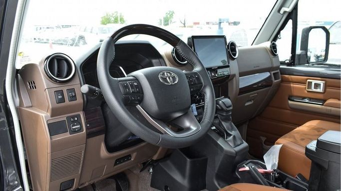 Новый Toyota Land Cruiser 70 Series Рестайлинг 2, 4.0 л, 2024 в Дубае от Najem Motors Черный цвет. GCC | AUTO.AE