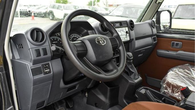 Новый Toyota Land Cruiser 70 Series Рестайлинг 2, 4.0 л, 2024 в Дубае от Najem Motors Черный цвет. GCC | AUTO.AE