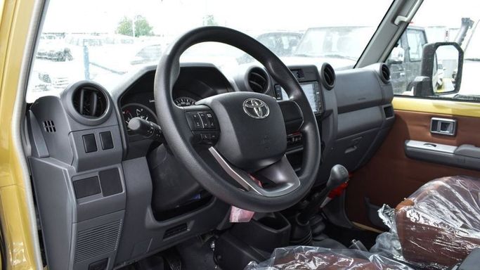 Новый Toyota Land Cruiser 70 Series Рестайлинг 2, 4.0 л, 2024 в Дубае от Najem Motors Бежевый цвет. GCC | AUTO.AE