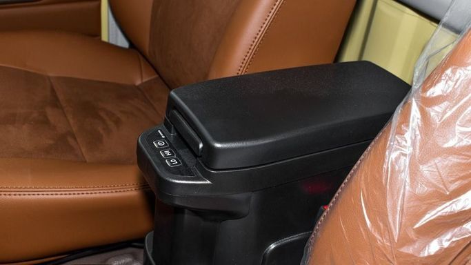 Новый Toyota Land Cruiser 70 Series Рестайлинг 2, 4.0 л, 2024 в Дубае от Najem Motors Бежевый цвет. GCC | AUTO.AE