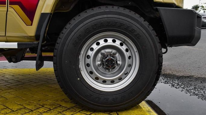 Новый Toyota Land Cruiser 70 Series Рестайлинг 2, 4.0 л, 2024 в Дубае от Najem Motors Бежевый цвет. GCC | AUTO.AE