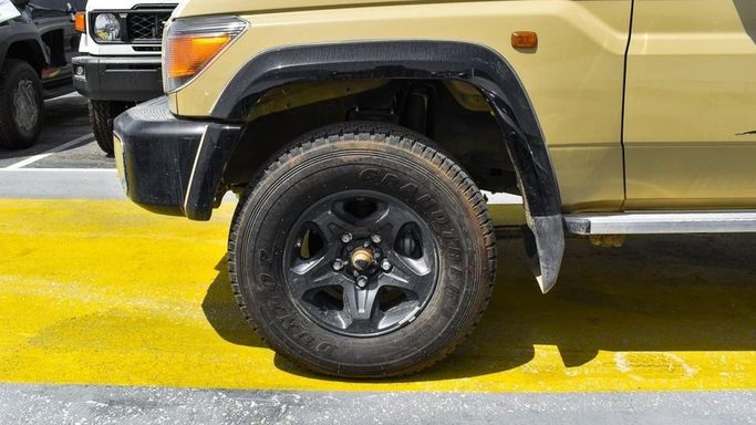 Новый Toyota Land Cruiser 70 Series Рестайлинг 2, 4.0 л, 2024 в Дубае от Najem Motors Бежевый цвет. GCC | AUTO.AE