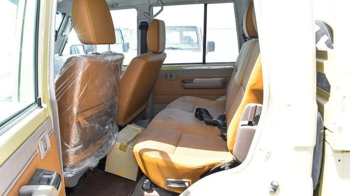 Новый Toyota Land Cruiser 70 Series Рестайлинг 2, 4.0 л, 2024 в Дубае от Najem Motors Бежевый цвет. GCC | AUTO.AE