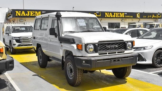 Новый Toyota Land Cruiser 70 Series Рестайлинг 2, 4.0 л, 2024 в Дубае от Najem Motors Белый цвет. GCC | AUTO.AE